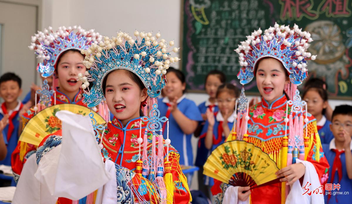 山东省枣庄市在中小学校开展非遗进校园活动,让学生们了解非遗、体验非遗,感受传统文化的魅力。图为枣庄市市中区回民小学京剧社团的学生为同学们表演京剧《贵妃醉酒》选段。(孙中喆摄/光明图片)