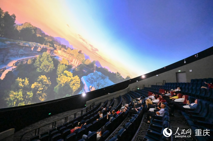 8K球幕电影《大足石刻》。人民网 邹乐摄