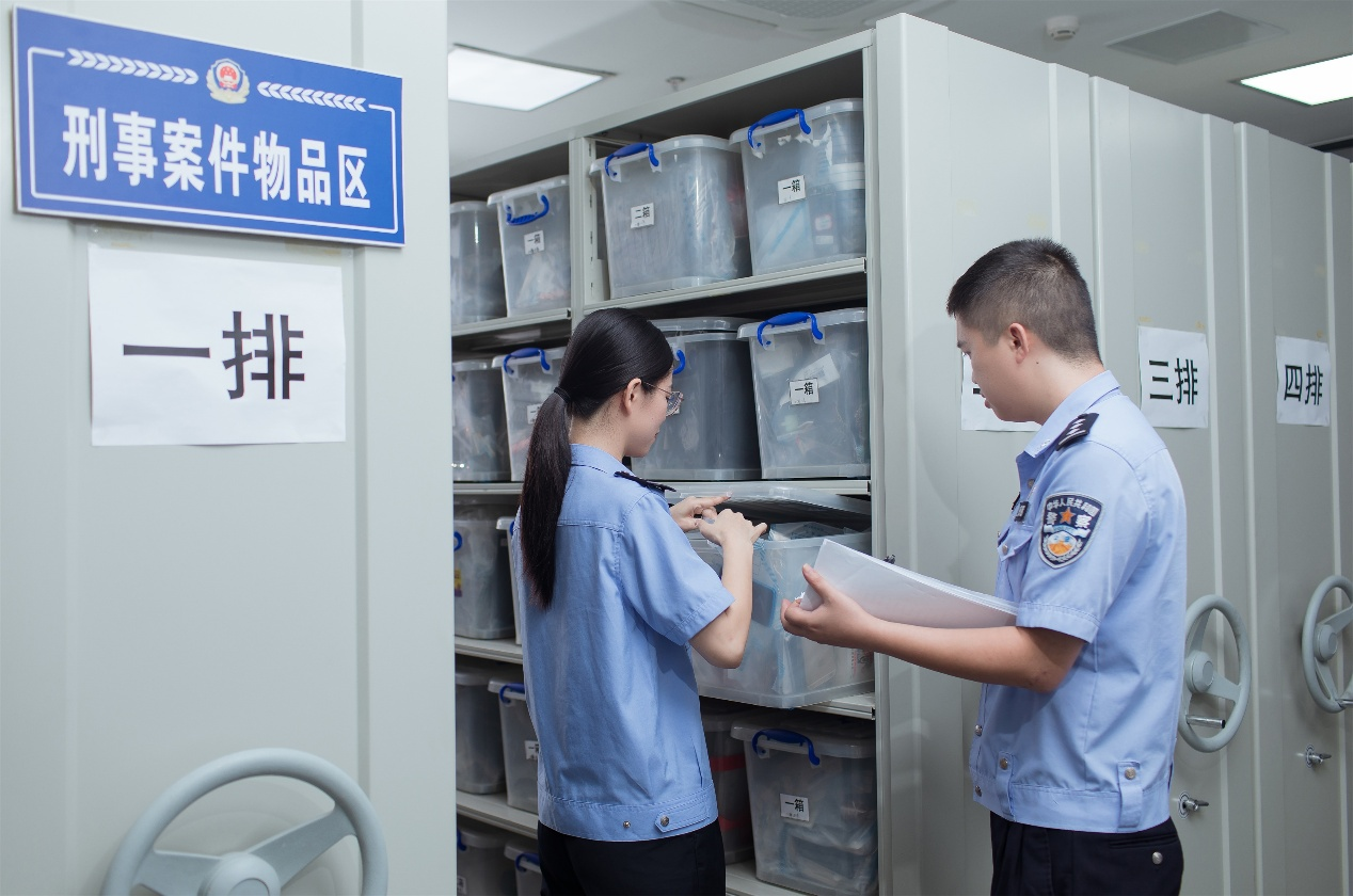厦门市公安局民警规范管理涉案财物 厦门市公安局供图