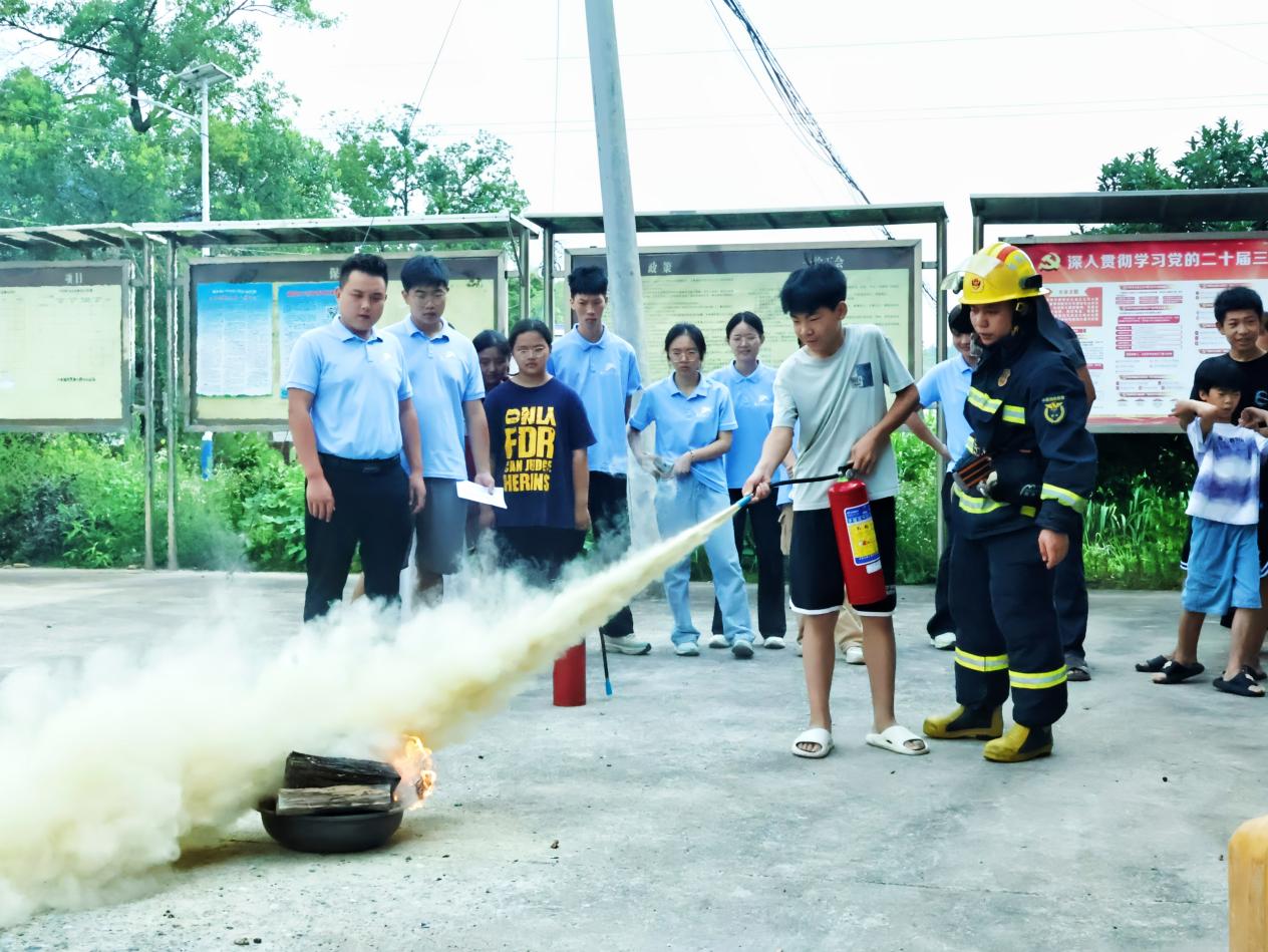 小朋友学习使用干粉灭火器