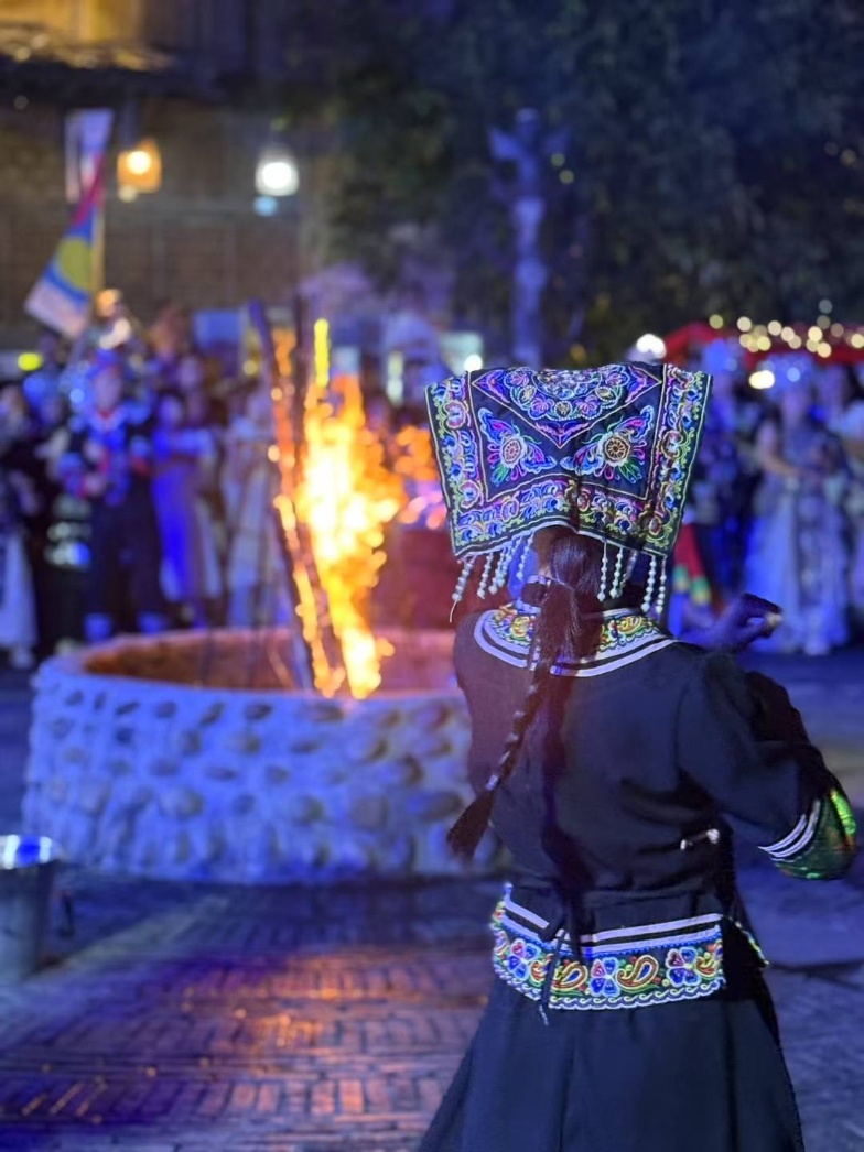 2025年7月，贵州乌江寨&ldquo;万人打跳夜&rdquo;现场。受访者供图