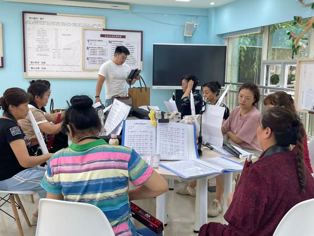 重慶市江北區五里店街道渝能陽光社區的居民們正在老年大學中學習電吹管。（受訪者供圖）