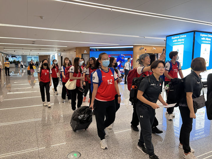 8月3日，新加坡软式曲棍球队成员抵达成都天府国际机场。新华社记者 赵怡宁 摄