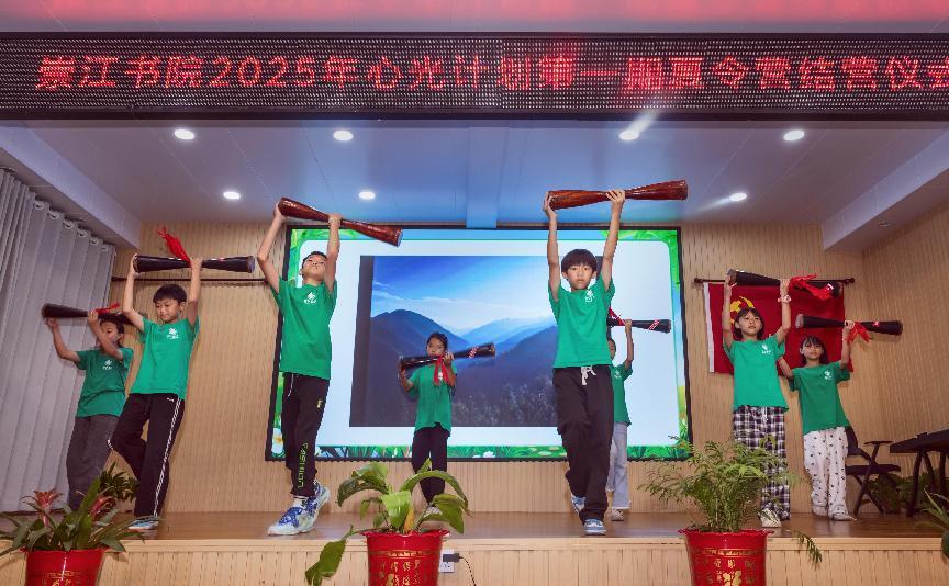 孩子们在夏令营结营仪式上表演瑶族长鼓舞（李忠林/摄）