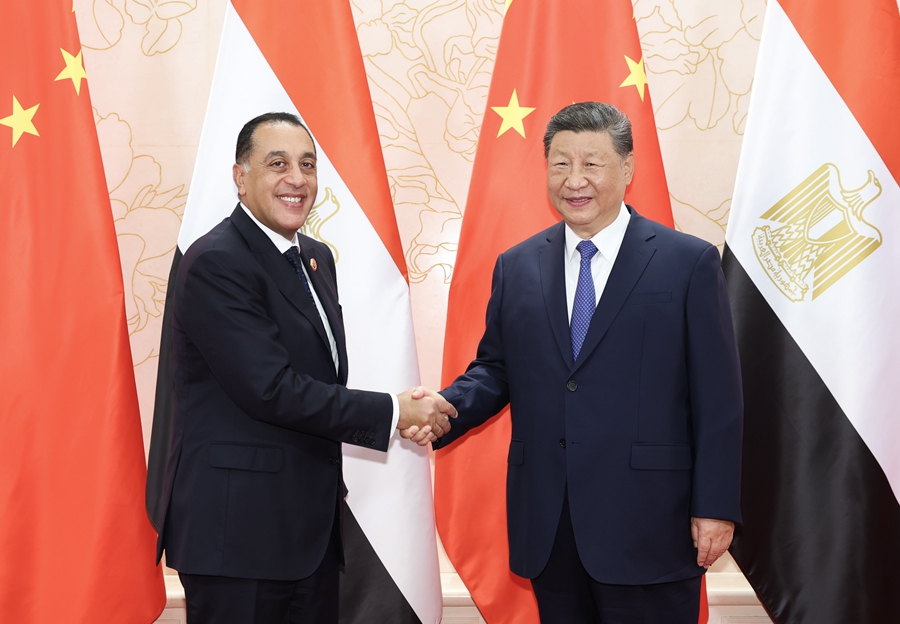 8月30日下午，国家主席习近平在天津迎宾馆会见来华出席2025年上海合作组织峰会的埃及总理马德布利。