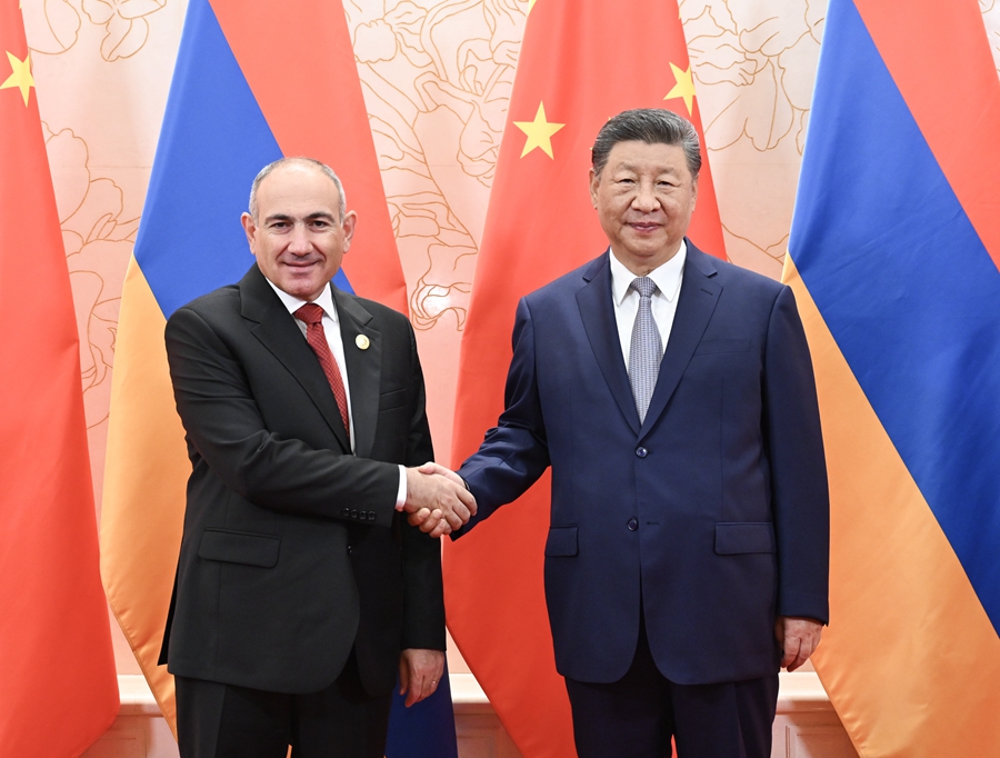 8月31日上午,国家主席习近平在天津迎宾馆会见来华出席2025年上海合作组织峰会和纪念中国人民抗日战争暨世界反法西斯战争胜利80周年活动的亚美尼亚总理帕什尼扬。