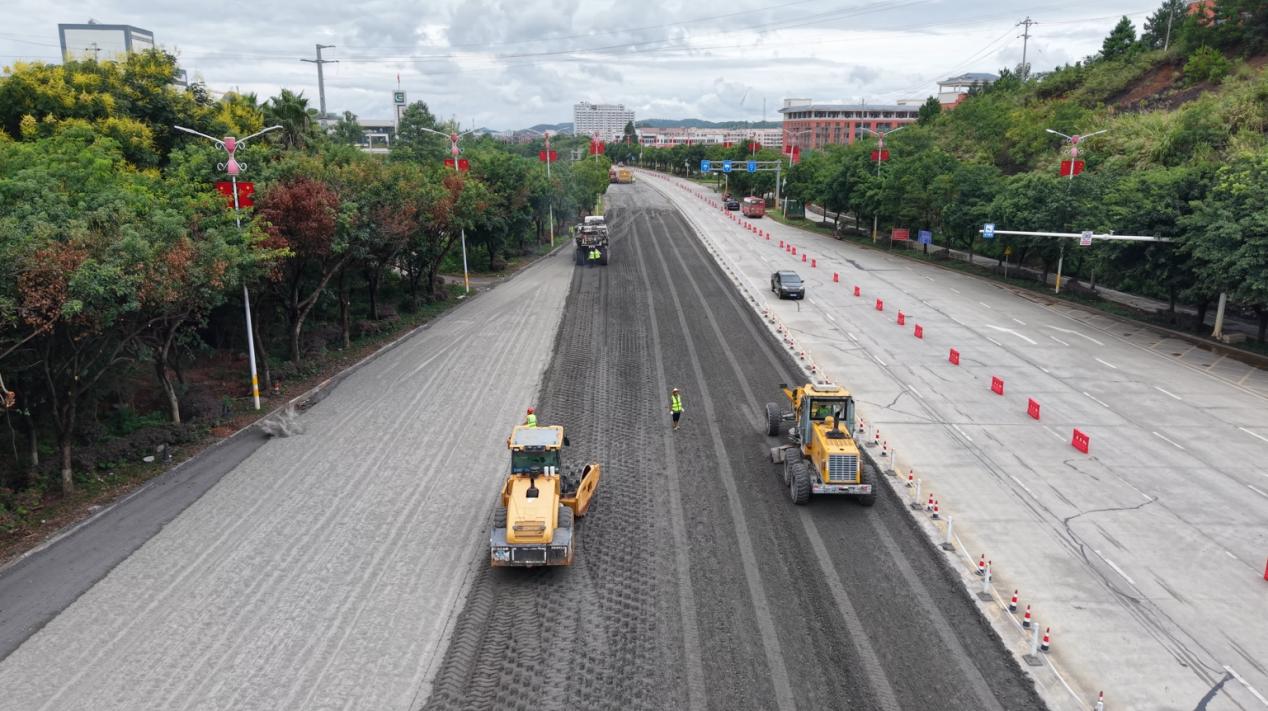 城区道路施工中（熊洋/摄）