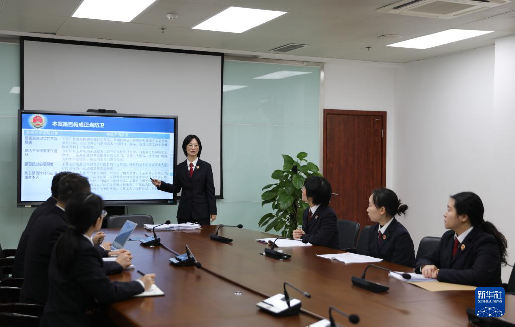   3月17日，重庆检察未成年人保护工作团队代表孙文静（右四）与同事开展案件讨论。