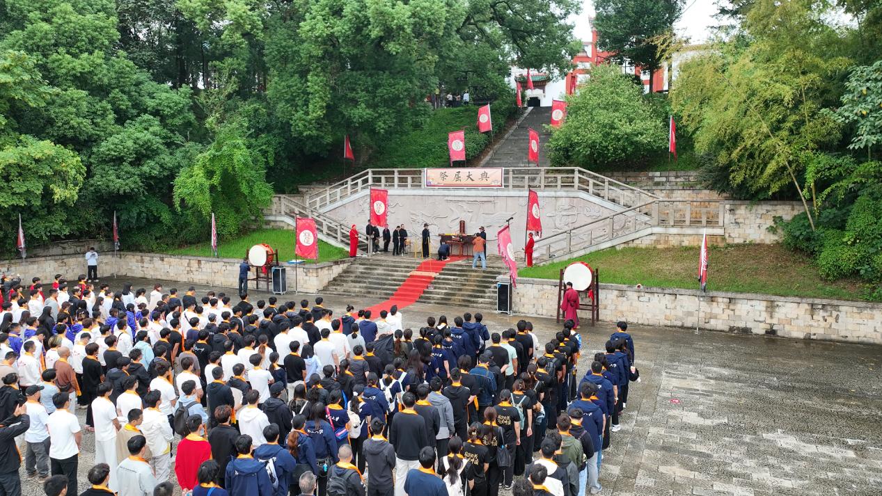 大学生正在参加“祭屈大典”