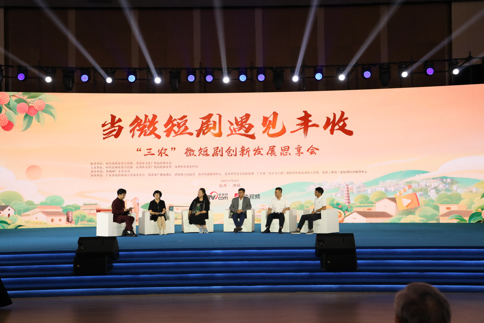 （从左二起分别为史俊英、赵珈琪、庚钟银、钟宁、吴亚春）