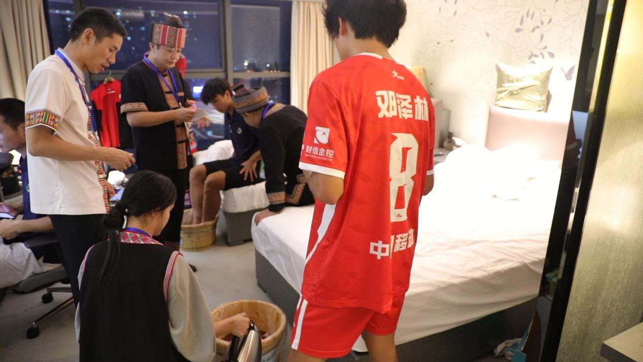 球员足浴（黄春华/摄）