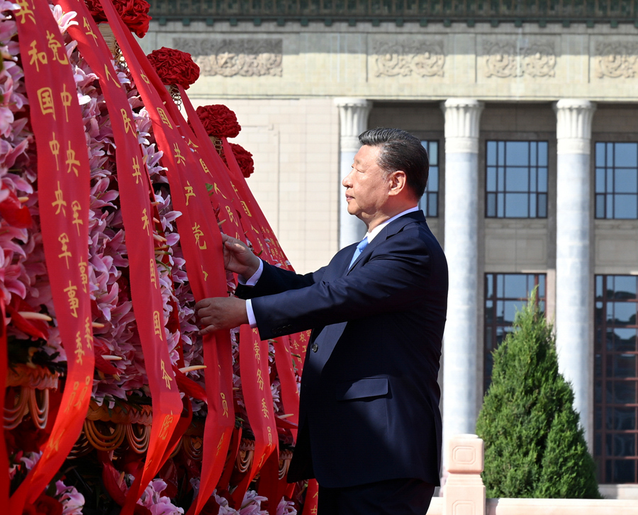   9月30日上午，党和国家领导人习近平、李强、赵乐际、王沪宁、蔡奇、丁薛祥、李希、韩正等来到北京天安门广场，出席烈士纪念日向人民英雄敬献花篮仪式。这是习近平整理花篮上的缎带。