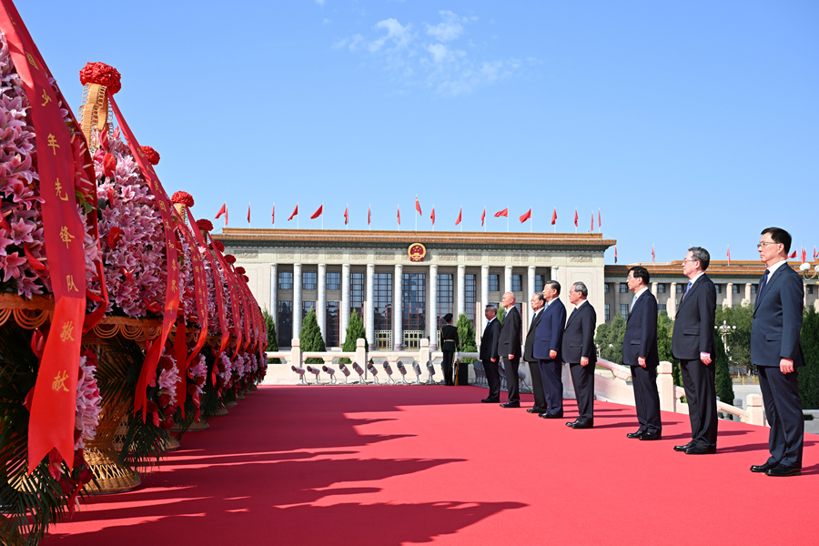   9月30日上午，党和国家领导人习近平、李强、赵乐际、王沪宁、蔡奇、丁薛祥、李希、韩正等来到北京天安门广场，出席烈士纪念日向人民英雄敬献花篮仪式。