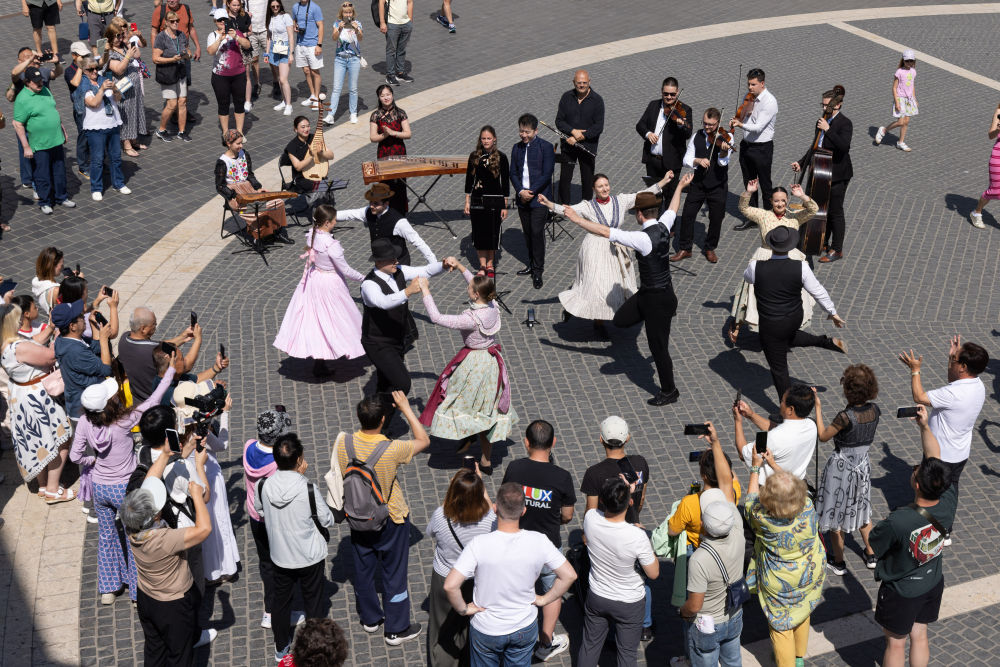 6月14日，为庆祝首个文明对话国际日，“对话·知音”文明对话国际日主题活动在匈牙利首都布达佩斯举行。图为中匈艺术家在城市快闪音乐活动上表演。新华社发（弗尔季·奥蒂洛摄）