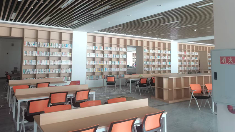 日前，德县向荣中学图书馆已顺利投入使用