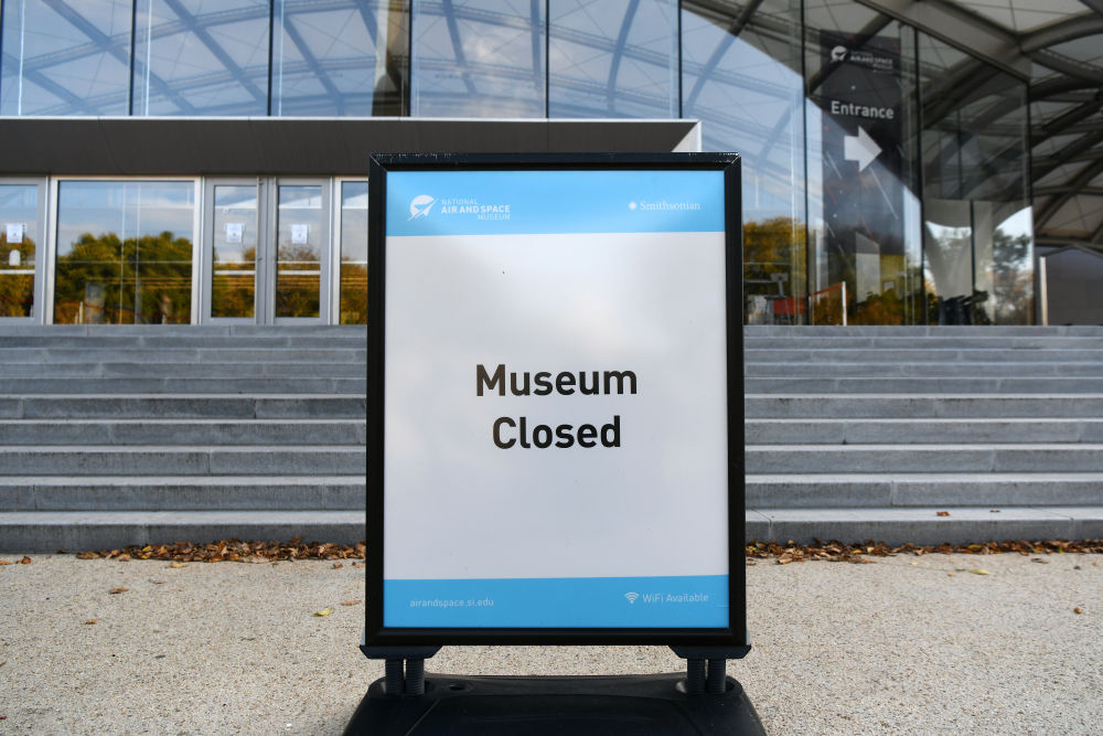 10月21日，公告牌显示位于美国华盛顿的美国国家航空航天博物馆因联邦政府&ldquo;停摆&rdquo;而关闭。新华社记者李睿摄