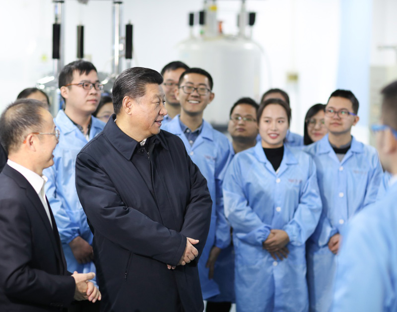 2019年1月17日,习近平总书记在天津南开大学元素有机化学国家重点实验室同师生亲切交流。