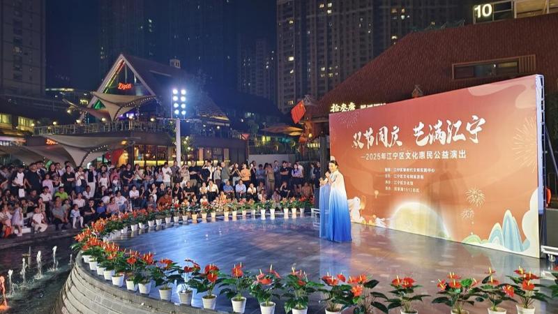 百家湖1912街区演出吸引市民游客观看