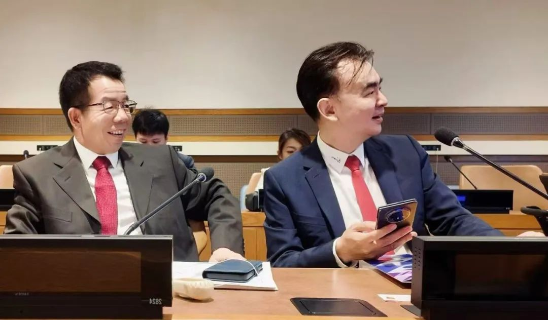 劉德建博士（右）與北京師范大學智慧學習研究院聯席院長，黃榮懷教授（左）