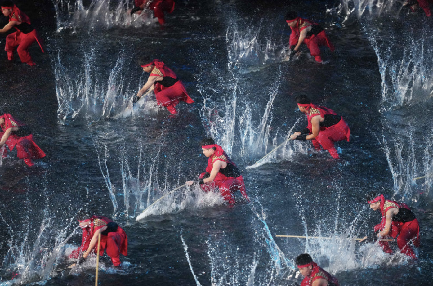   11月9日，演员在开幕式现场表演。新华社记者 薛宇舸 摄