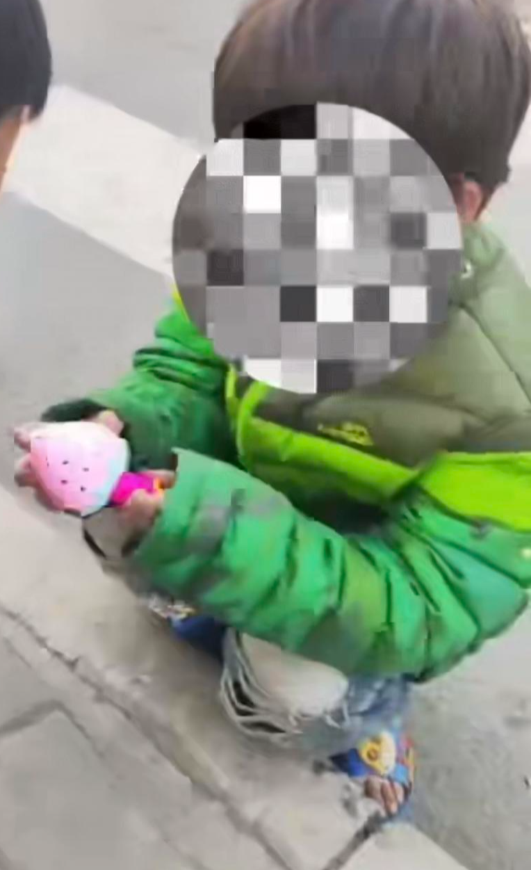 当地妇联回应“妈妈去世，8岁女孩冬天穿拖鞋外出”：已介入帮扶