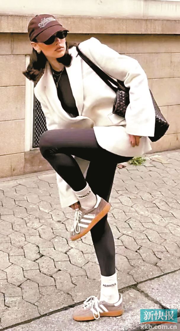 细链条项链和小巧耳钉更能中和休闲感，一顶色彩呼应的棒球帽或毛线帽随性又精致。