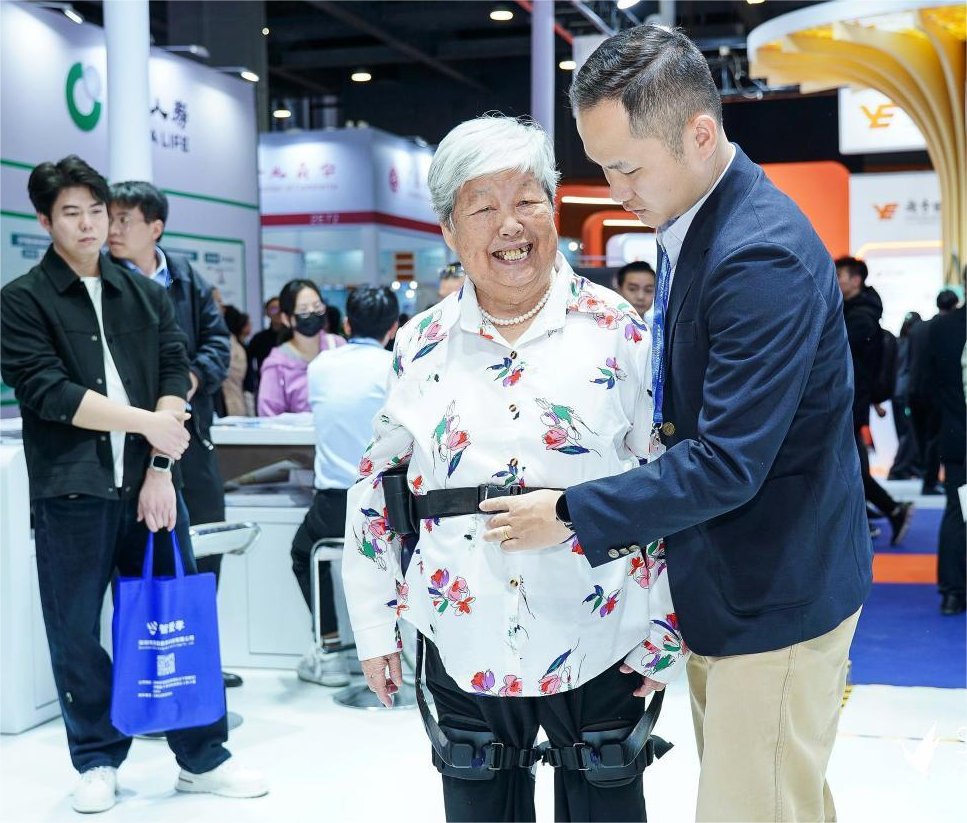 老年人体验智能适老装备