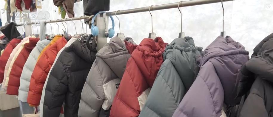 童装市场产销两旺:羽绒服、“年服”销售飙升 工厂订单已排到年底