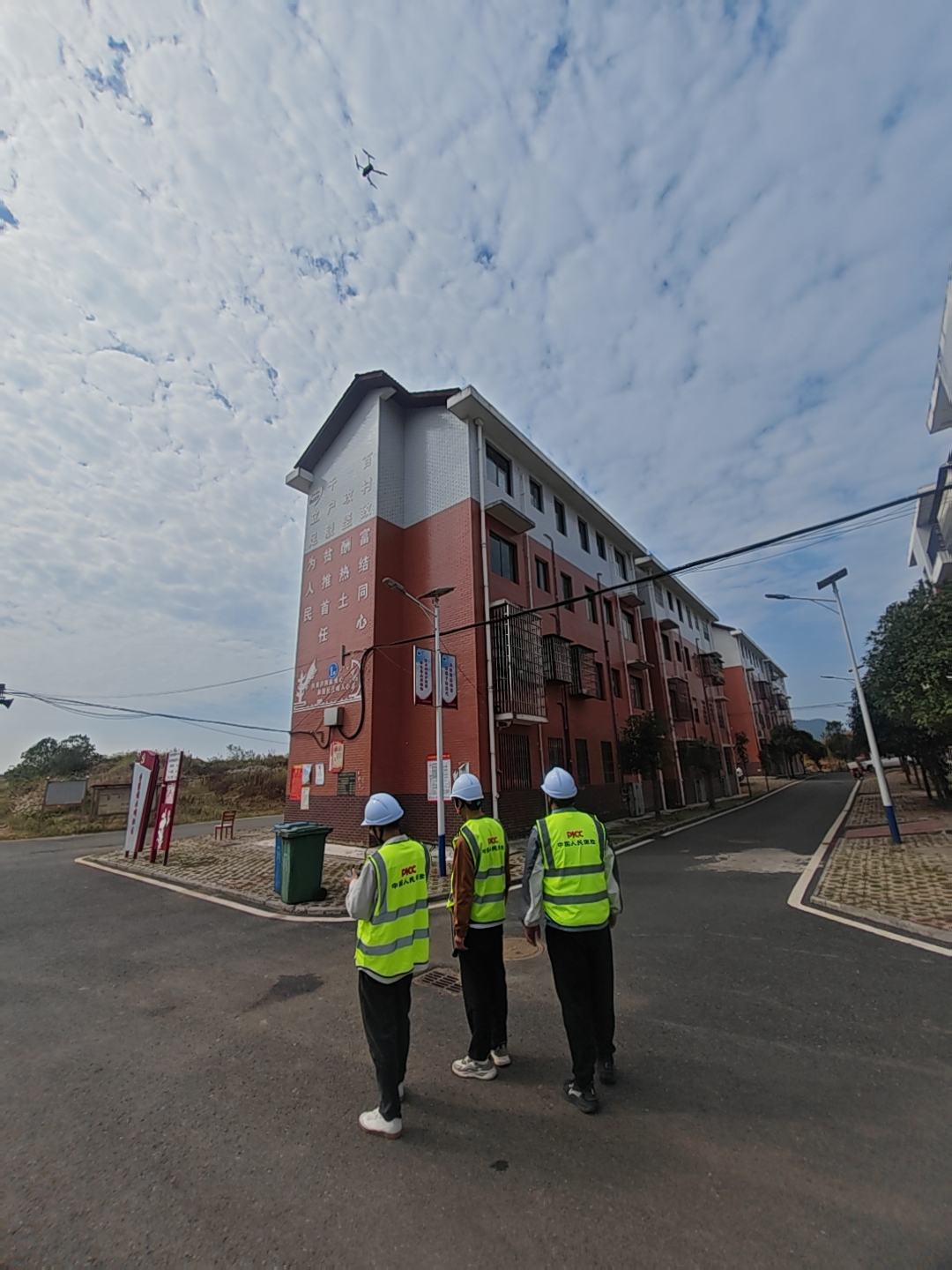 第三方专业机构工作人员对安置房进行基础巡查