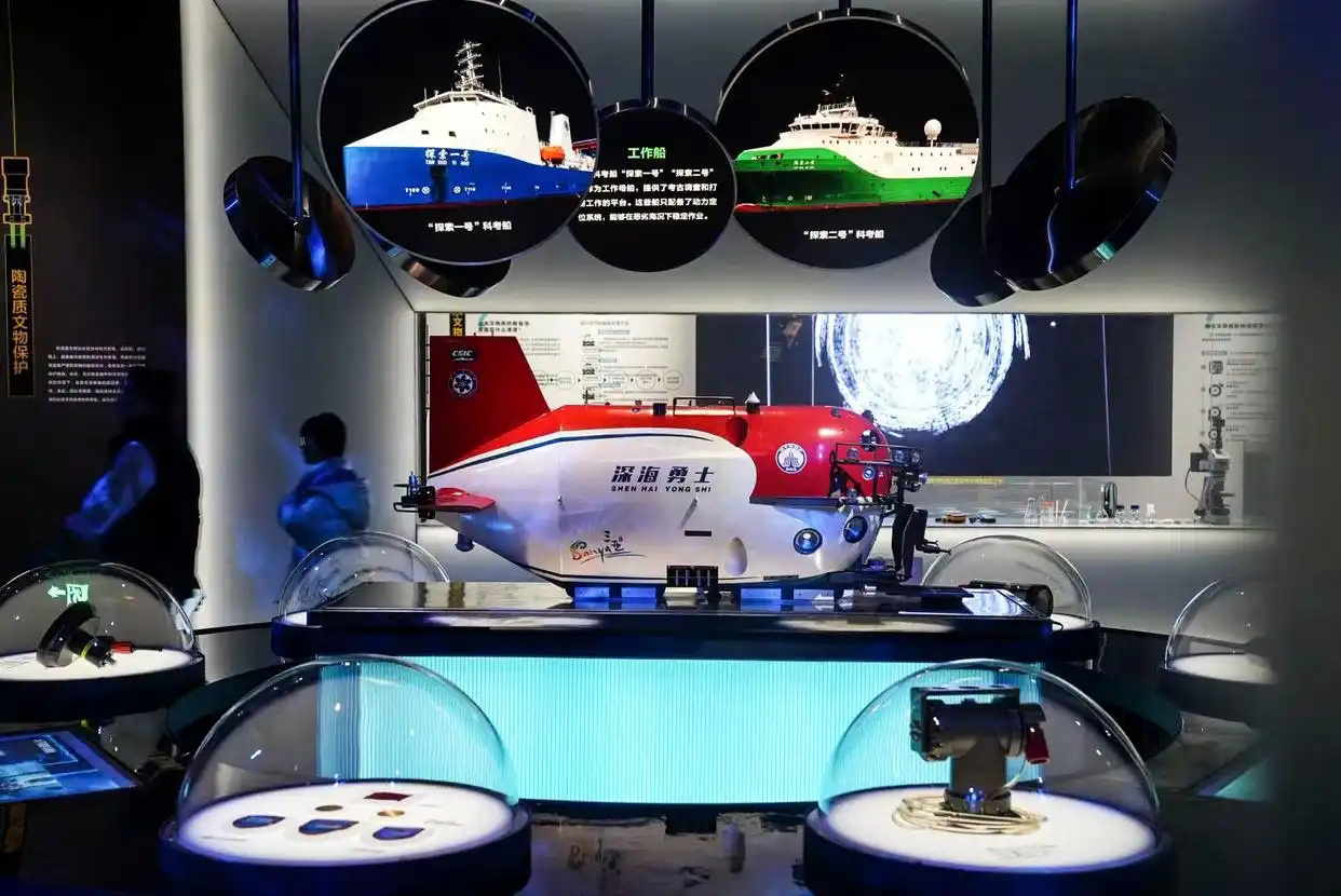 图为&ldquo;深海勇士&rdquo;号载人潜水器。