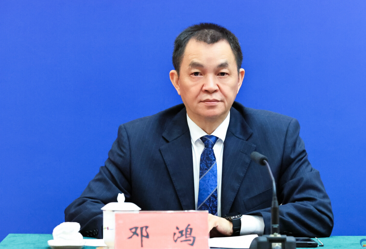 广东省人民政府新闻办公室副主任邓鸿。