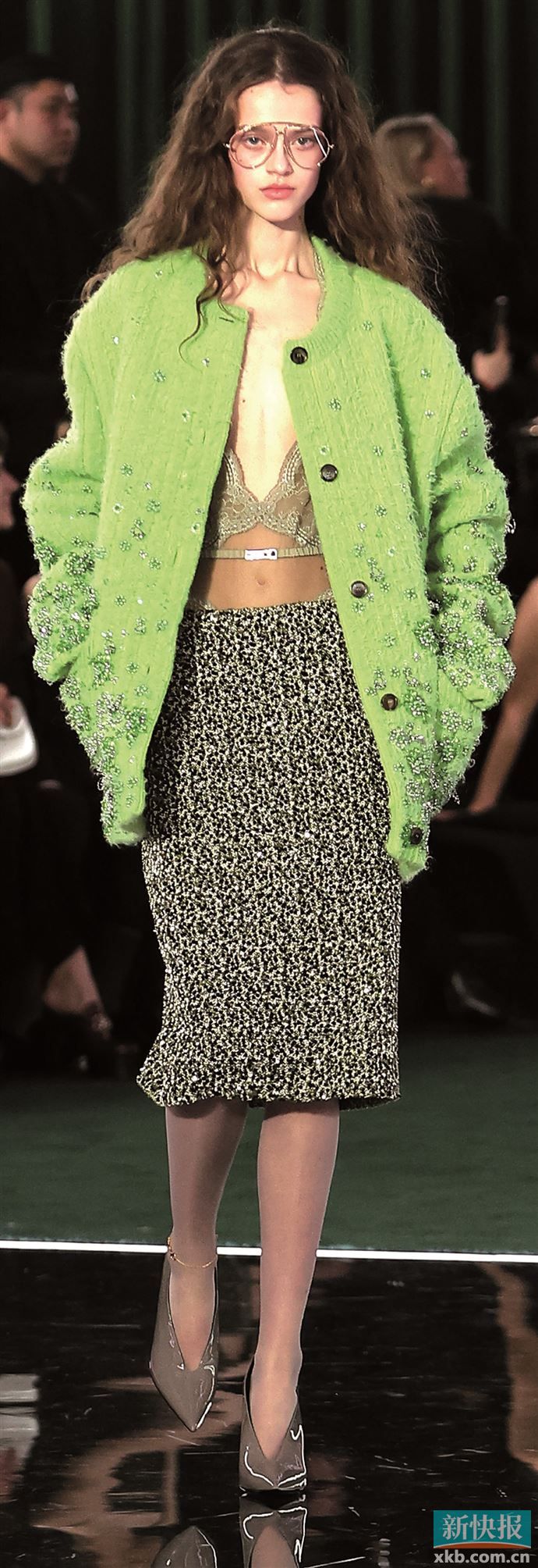 选择装饰集中在胸前或袖口等视觉焦点区域但面积控制在整体造型五分之一以内的款式，可避免造型夸张感