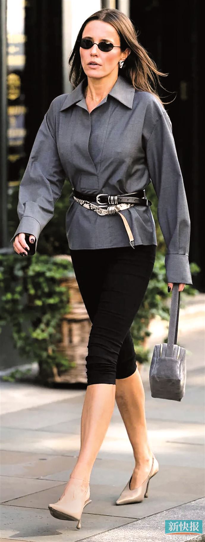 同色系腰带叠戴会比较和谐，但对比色会更出彩，简化身上色彩及花纹丰富度即可。