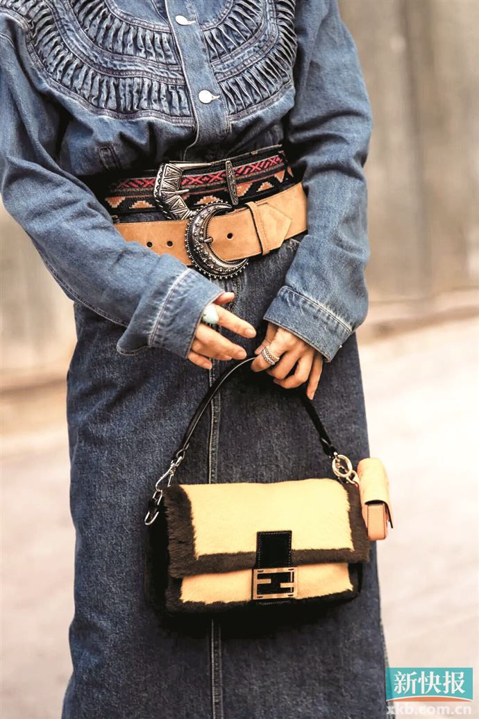 花纹腰带作点缀，纯色腰带为基础，既突出重点，又不会让造型显杂乱。