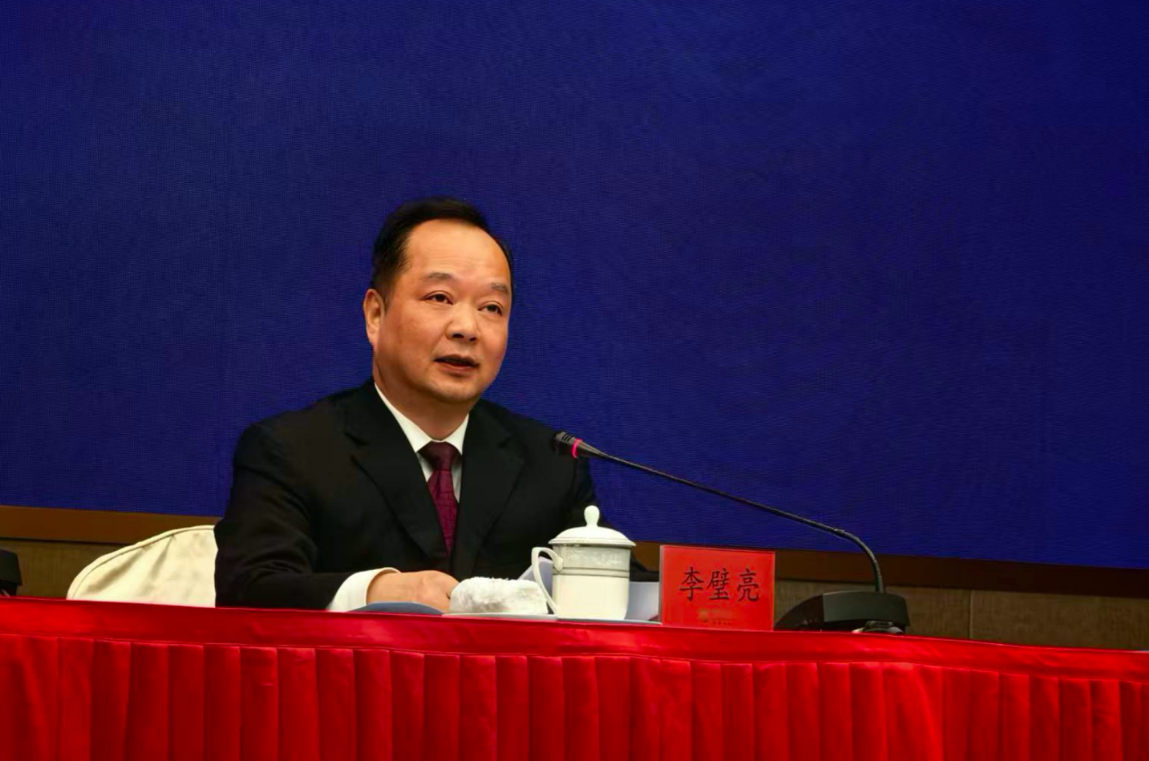 广东省委教育工委委员、省教育厅副厅长李璧亮。