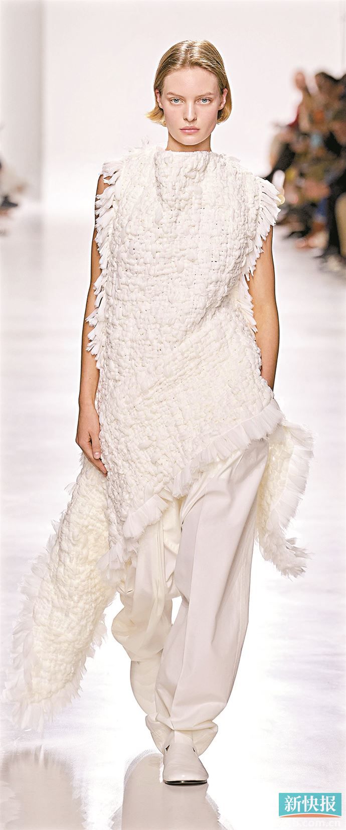 &ldquo;云上舞白&rdquo;与柔软、蓬松单品结合，能营造温暖治愈氛围，宛如云朵栖居人间。