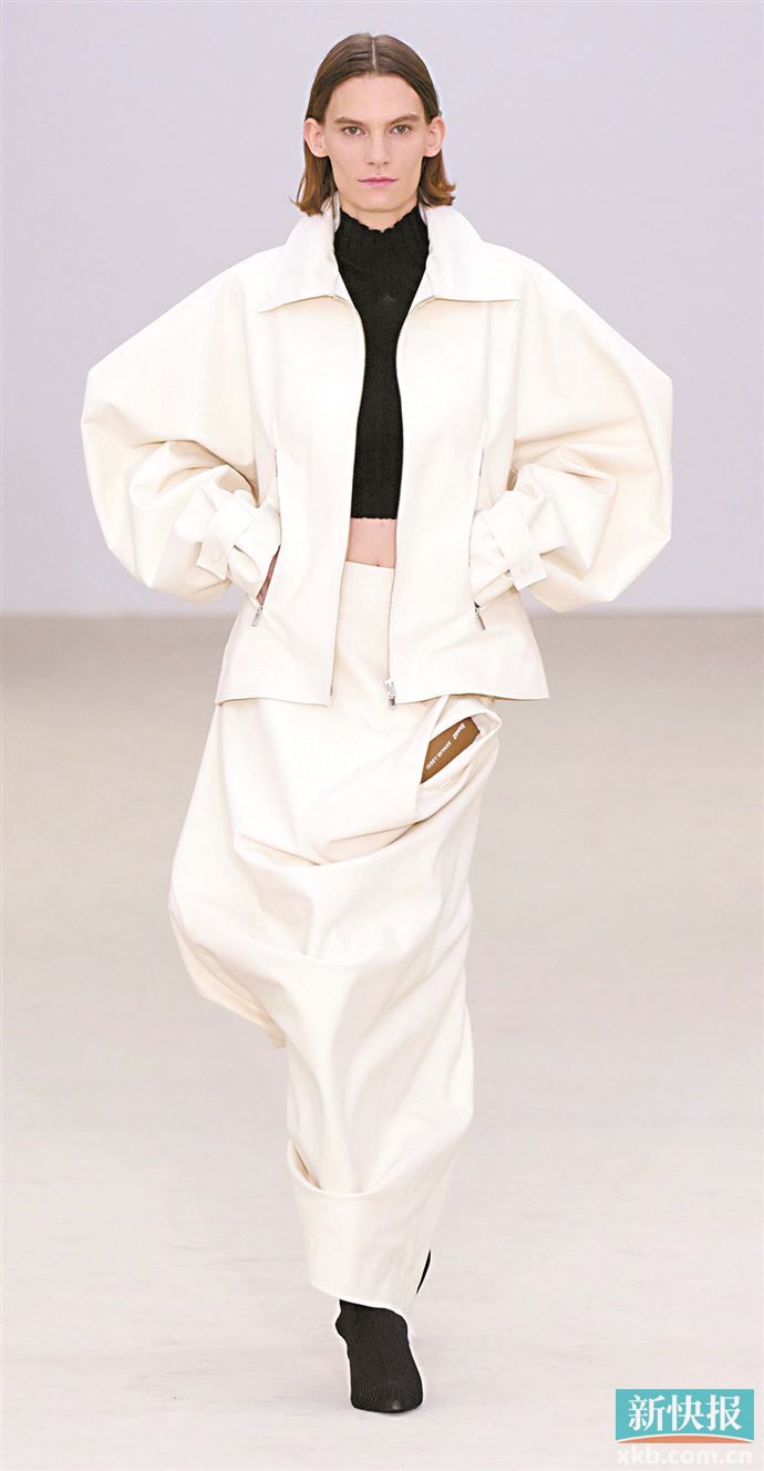 用&ldquo;云上舞白&rdquo;打造利落的工装风格，挺括面料结合简约轮廓线条，充满智性又不失柔软。