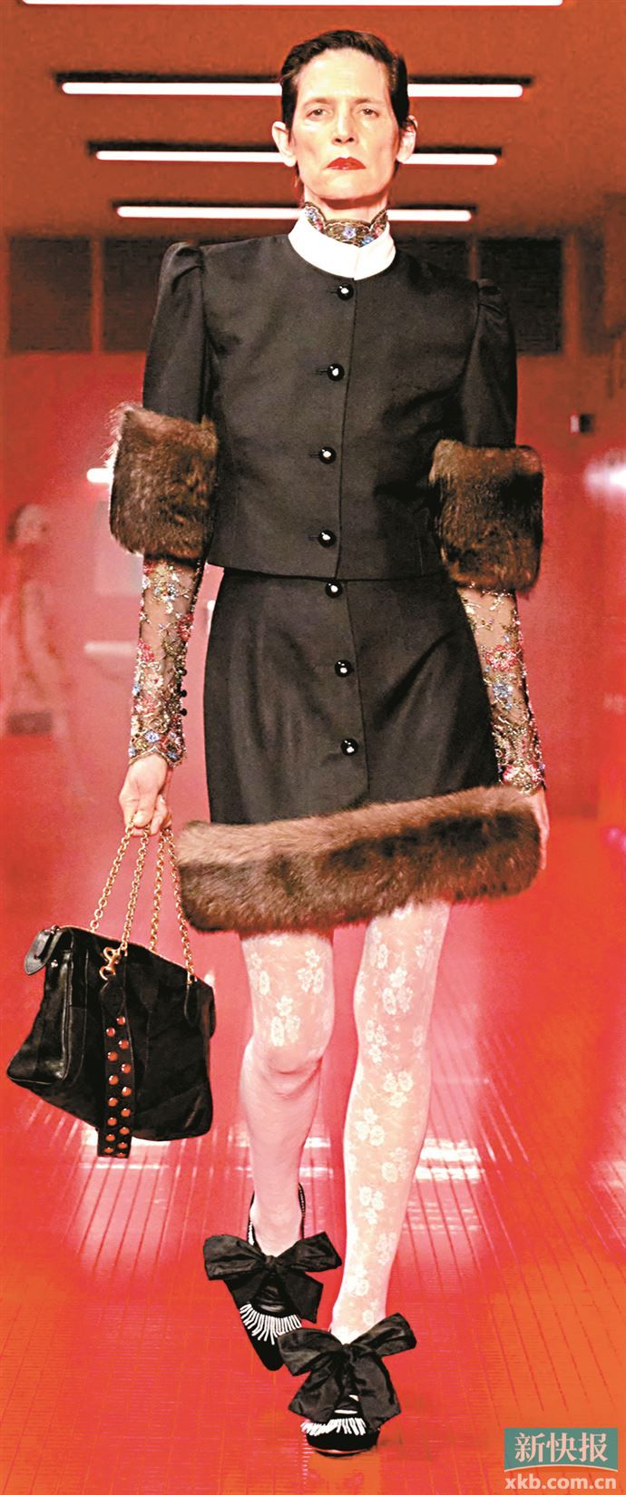 浅色系蕾丝花纹的优雅柔美，平衡了线条感服饰的硬朗，形成独特冲突美感。