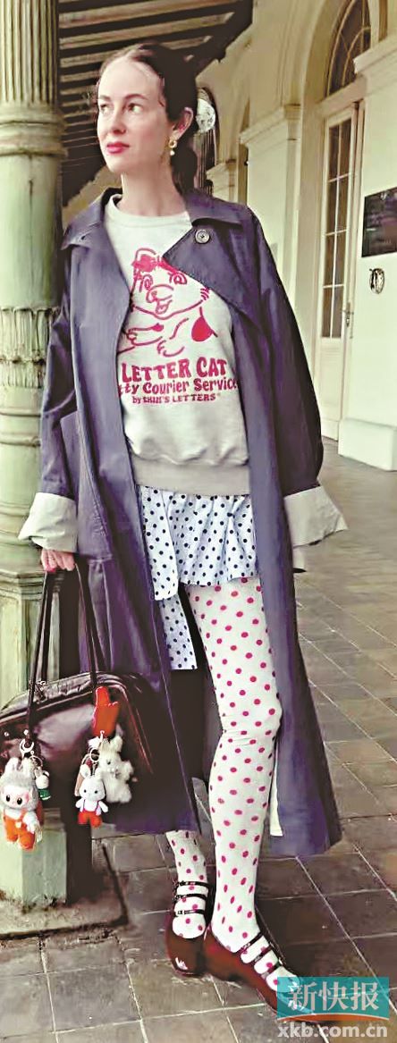 波点自带规律感，相对更好驾驭，可轻松适配不同风格的造型需求。