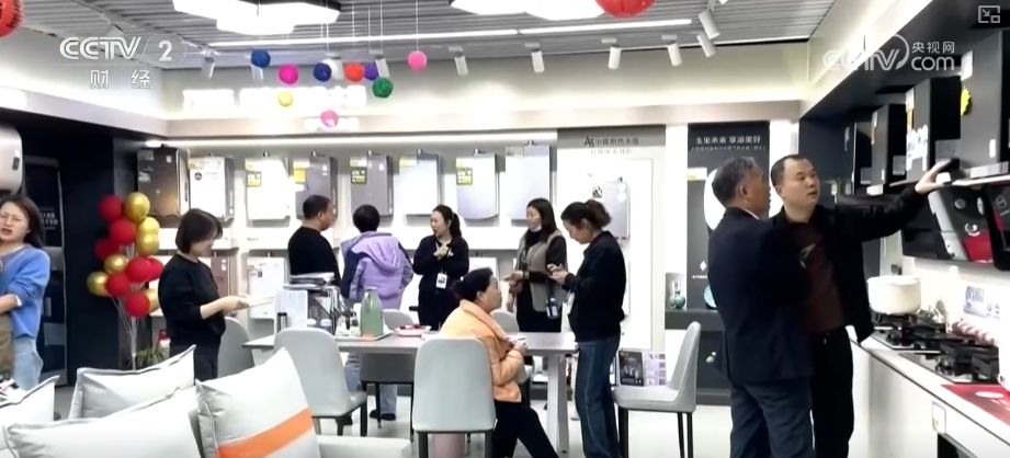 首破,50万亿元!透过2025年重要经济数据看亮点 新消费增长点持续涌现_新闻频道_央视网(cctv.com)