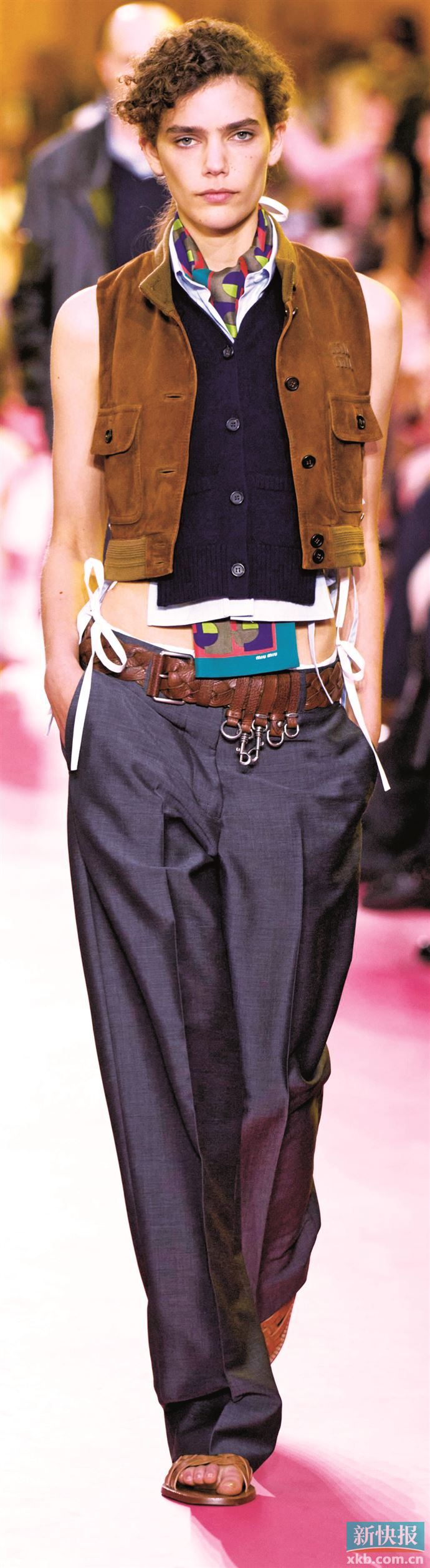 低饱和度彩色打破中性色沉闷，让通勤造型在&ldquo;不抢眼&rdquo;前提下尽显品位。