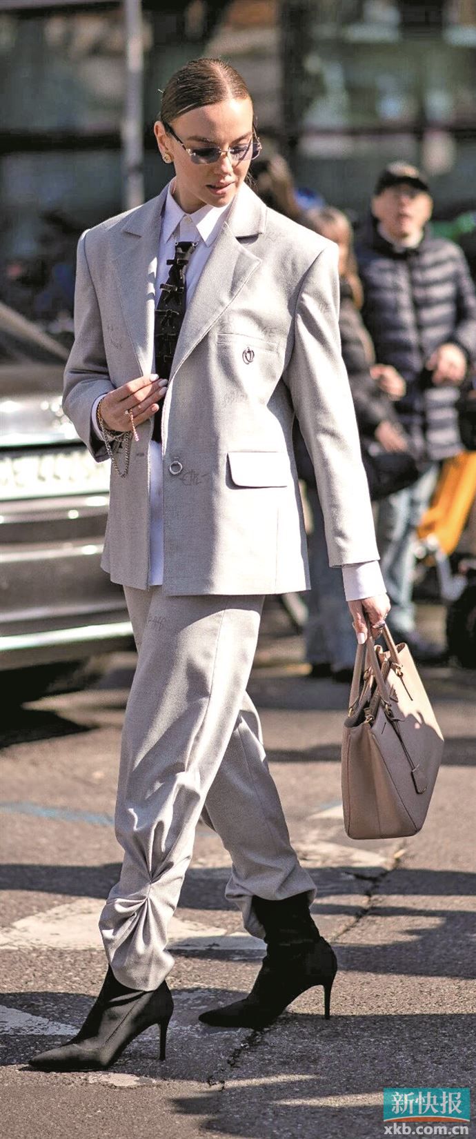 微收裤腿的细节能平衡上半身松弛廓形，避免造型拖沓。