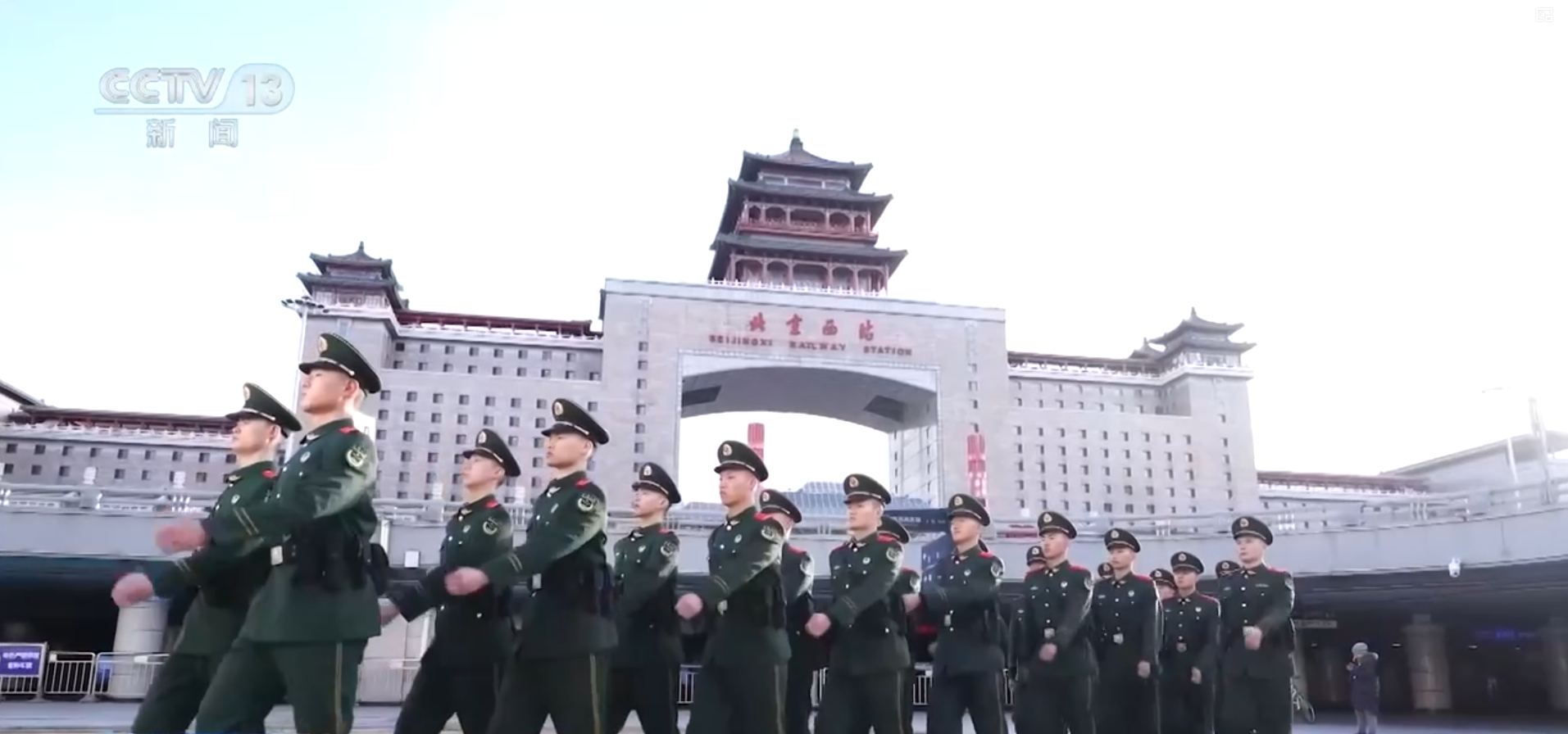 为春运护航 各地武警官兵增派执勤兵力保障