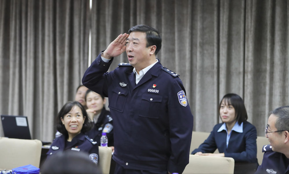 董亦军同志在会议期间敬礼（资料照片）