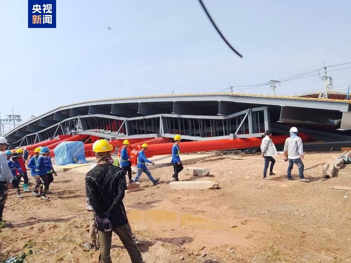 泰国北榄府一建筑发生倒塌 伤亡不明