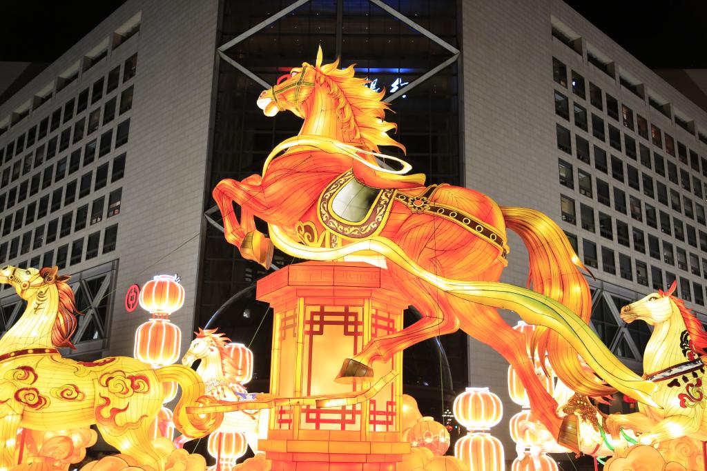 “骏马贺新春” 北京春节景观布置全面到位