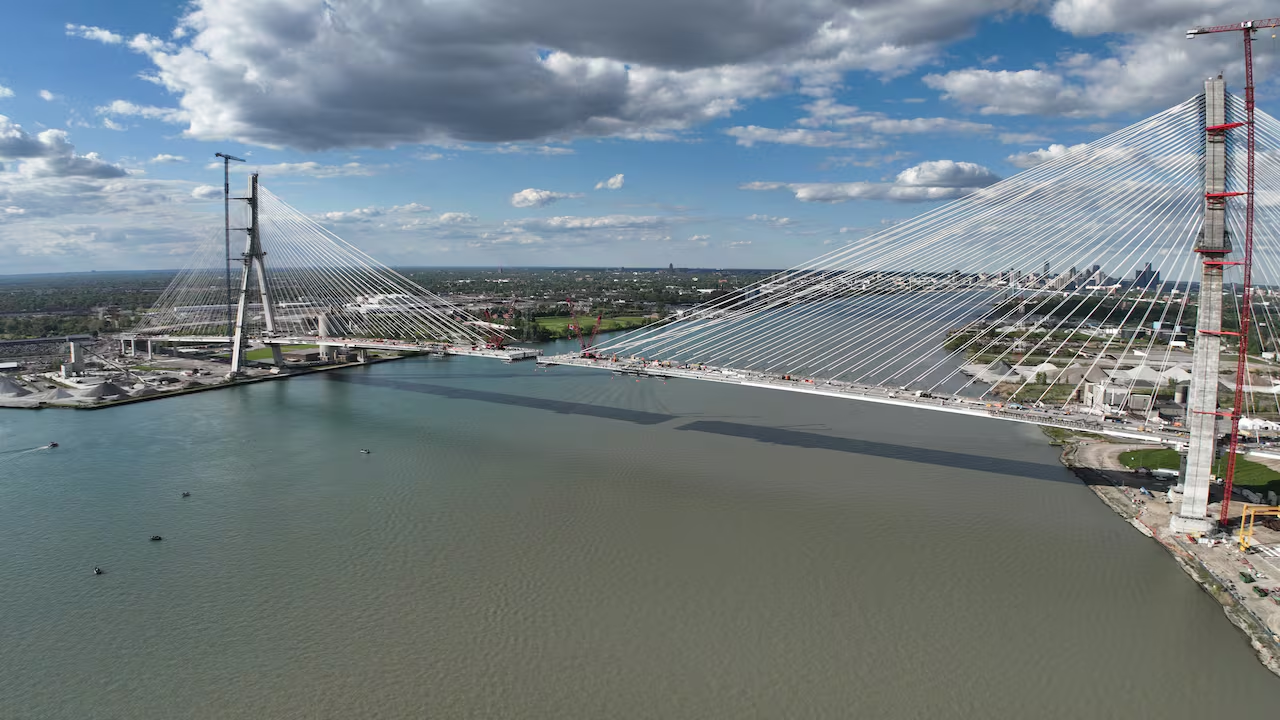 特朗普威胁阻止美加跨国大桥通车 要求分得