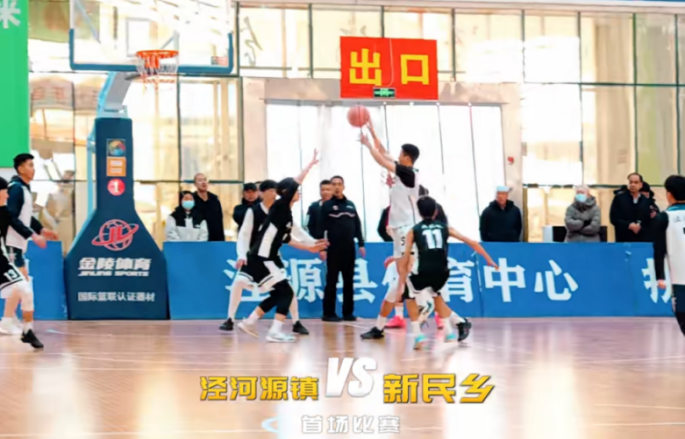 首场比赛中，泾河源镇代表队和新民乡代表队激烈交锋赢得观众席阵阵掌声