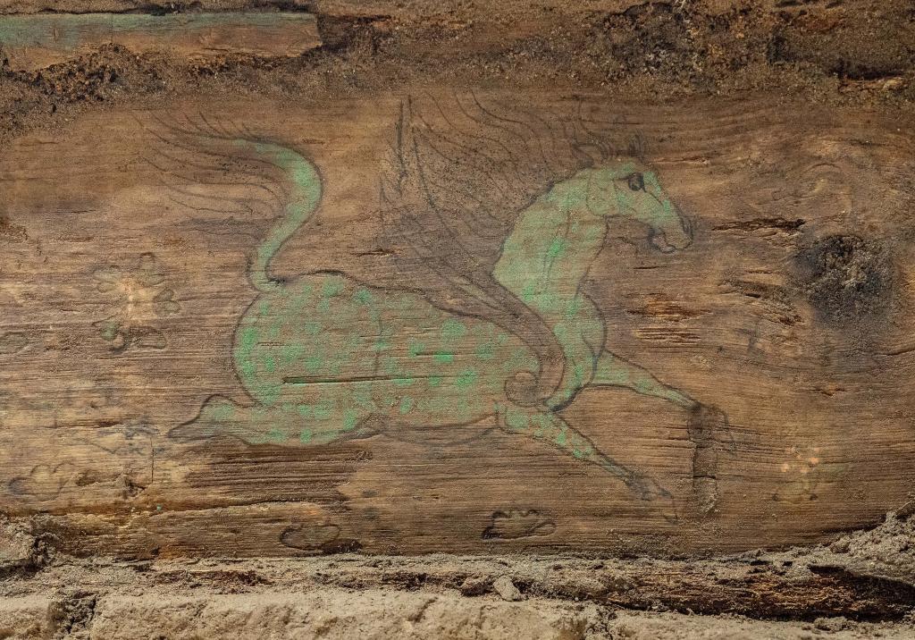 这是木棺座壸门内的彩绘“翼马”图案。新华社记者 李贺 摄