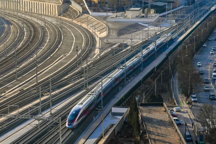 &emsp;&emsp;2025年12月26日，西延高铁首发列车从延安站驶出（无人机照片）。